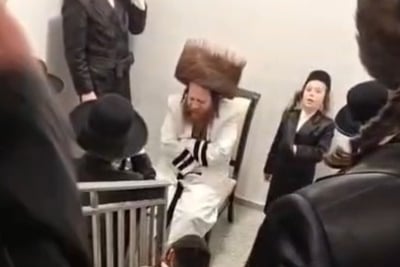 בצל האזעקות; טיש סעודה שלישית בחדר המדרגות של האדמו"ר ממיאלען 