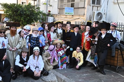 ילדי בני ברק במסכות פורים
