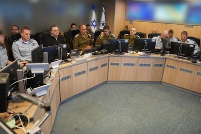 בתוך הבור של חיל האוויר | זה המסר ששיגר שר הביטחון לנעים קסאם • צפו