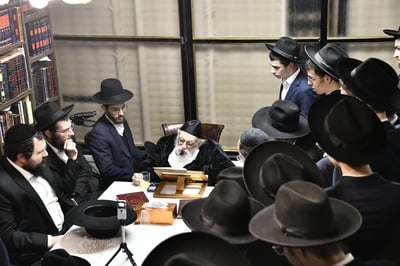 הגר"מ גריינמן במסירת השיעור