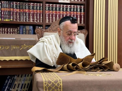 קריאת המגילה במעונו של הראשון לציון הגאון רבי יצחק יוסף | צפו בתיעוד