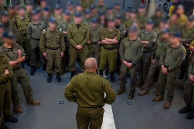 מפקד חיל הים, אלוף דוד סער, עם הלוחמים בלב ים