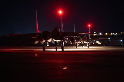 מטוסי F-15 של צבא ארה"ב , מוכנים לפעילות לאורך כל היממה