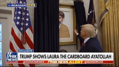 טראמפ הסיט את הוילון השחור - וחשף תמונה של חמינאי הבן על חתיכת קרטון