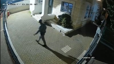 הפורץ המבוקש התחבא מאחורי ערימת כסאות בבית הכנסת השכונתי | צפו