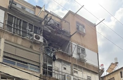 בלב בני ברק: פגיעה בקומה עליונה בבניין מגורים, בן 60 נפצע מרסיסים