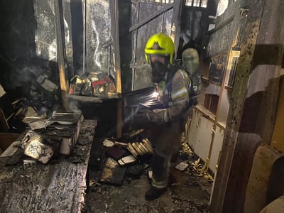 לוחמי האש פועלים בבית הכנסת הבוער