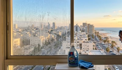 מרכך הכביסה יוצר שכבת הגנה דקיקה ושקופה שדוחה אבק, מים ולכלוך למשך שבועות.