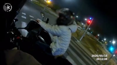 ניסה להימלט מהשוטר, חצה צמתים באדום ופגע ברכב פרטי - עד שנעצר | צפו