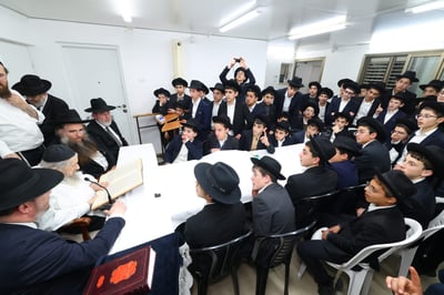 ילדי חניכי הישיבות אצל הגר"ד לנדו