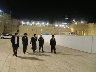 האדמו"ר מביאלה בית שמש בתפילה בכותל המערבי