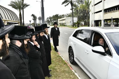 האדמו"ר מויז'ניץ בשדה התעופה בדרך לגרמניה