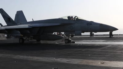 המראות ללא הפסקה מנושאת המטוסים 'לינקולן' המפליגה קרוב לאיראן | צפו