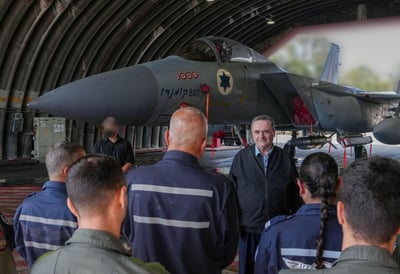 שר הביטחון בתל נוף