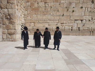 האדמו"ר מקופיטשניץ ברחבת הכותל המערבי