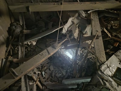 פגיעה ישירה בבית בכרמיאל: תיעודים מהזירה | "אין להתקרב לאזור"