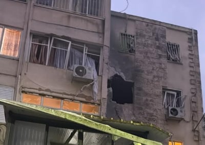 פגיעה ישירה בדירה: "היה הרס נרחב בכל הרחוב, פצועים חולצו מתוך ההריסות"