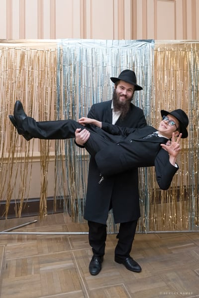 הילד שאומץ בגיל 11 יום חגג בר מצווה מרגשת - וזה מה שעשה בנאום