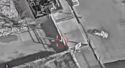 השומר ביחידת הבסיג' באיראן עומד על משמרתו ולפתע מחוסל מהאוויר | צפו