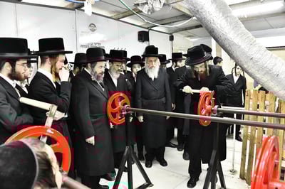 האדמו"ר מסאדיגורה בטחינת חיטים