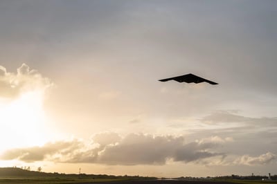 מפציץ חמקן B-2 ספיריט של חיל האוויר האמריקאי ממריא בדייגו גרסיה