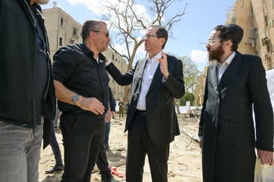 המפגש של הרצוג עם חסידי גור ליד הבניינים ההרוסים: "לא פשוט"