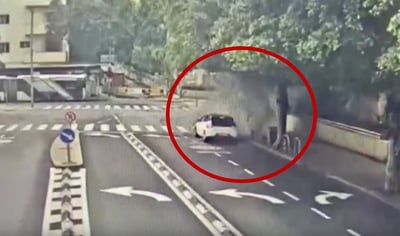 תיעוד דרמטי: הרכב נוסע לאט במרכז תל אביב - וסופג פגיעה ישירה