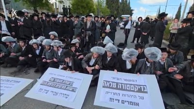 ניגון על הכביש: מפגינים חסמו את הרכבת הקלה והתעמתו עם המשטרה