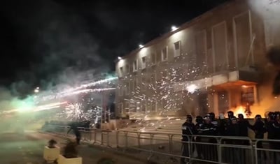 מחאה צבעונית: מתקפת זיקוקים על בית ראש הממשלה במדינה האירופית | צפו