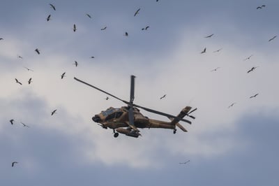 יום של מלחמה בצפון הארץ: מסוק צבאי ישראלי טס סמוך לגבול ישראל עם לבנון