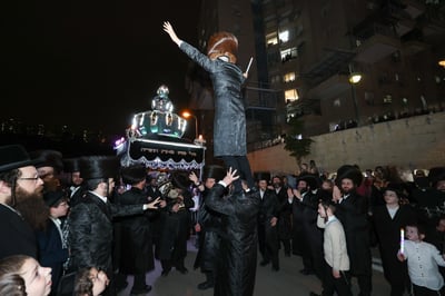 הכנסת ס"ת לקהל חסידים בחיפה