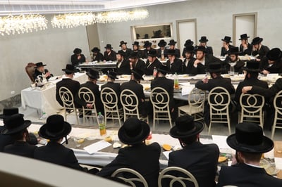 סעודת ראש חודש בפינסק קרלין