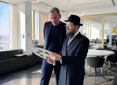 ברקע ההפצצות באיראן: הרב החרדי העביר מסר לאייקון התקשורת