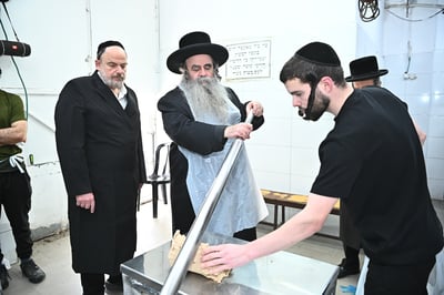 הגה"צ רבי סיני הלברשטאם באפיית המצות