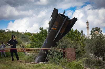 בדרך ליישוב החרדי: הפלסטינים הסקרנים התגודדו ליד הטיל הענק שנפל