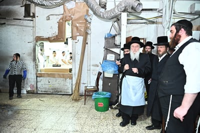 האדמו"ר מוואסלוי באפיית מצות