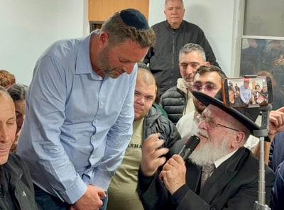 ראש העיר הנבחר שגב חוגג את הניצחון