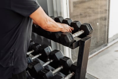 לא חייבים משקל כבד. הרמת משקולות