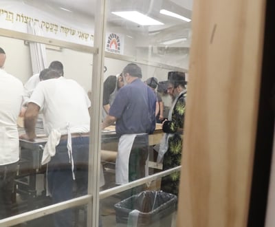 האדמו"ר מסקולען לייקווד באפיית מצות