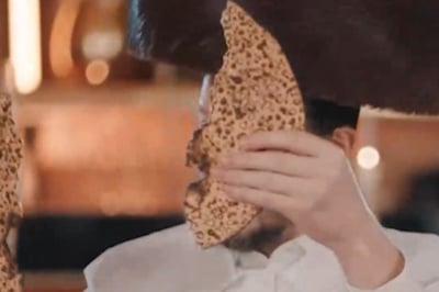 למה חוצים את המצה האמצעית ומה לומדים מהאפיקומן? | צפו ברבי אלימלך בידרמן