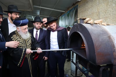 הראשל"צ הגר"י יוסף באפיית מצות