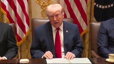 טראמפ לעג לאיראנים בישיבה - וזעם על הדיווח לפיו הוא "מתחנן לעסקה"