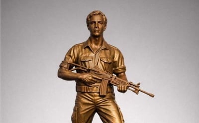 רמטכ"ל המדינה בה התקיים מבצע 'אנטבה' חשף פסל של יוני נתניהו הי"ד