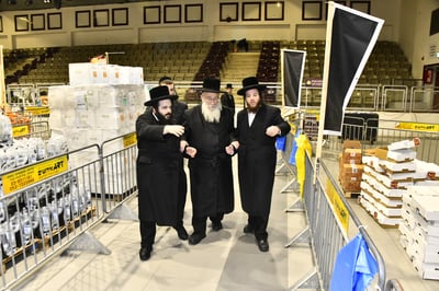 חלוקת קמחא דפסחא של הגרש"א שטרן