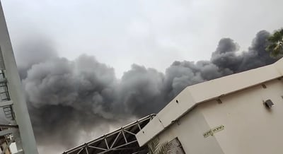 אש בוערת ועשן שחור מיתמר: תיעוד הפגיעה האיראנית במפעל בנגב