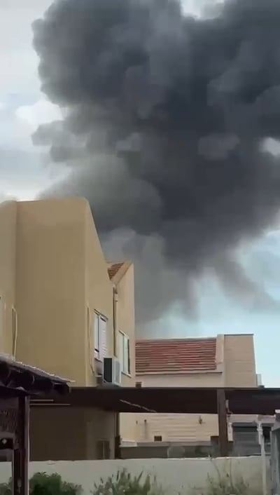 הדרום מטווח - עשן מיתמר מעל בירת הדרום | תיעוד: כך נראית זירת הנפילה בבאר שבע 