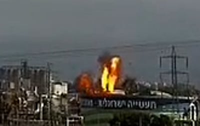 רגע הפגיעה בבתי הזיקוק בחיפה | "לא נפגעו מתקני ייצור"