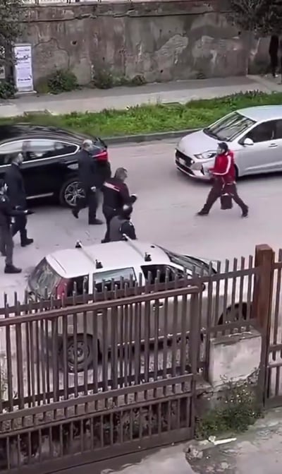 כמה זמן לוקח לשוטרים איטלקים לנטרל חשוד בסכין? | אימה ברחובות איטליה