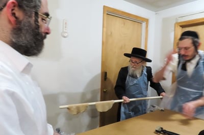 האדמו"ר מסערדאהעלי באפיית מצות 