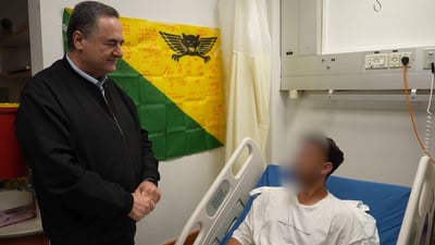 שר הביטחון ישראל כץ בביקור לוחם שנפצע